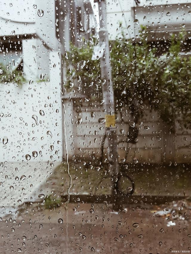 关于下雨天的心情经典句子_下雨心情感慨文案(图3)