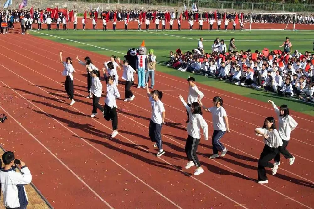 少年鲜衣怒马,生命御风而行——龙海一中第60届田径运动会暨第九届“环球杯”体育文化节开幕式隆重举行(图45) 少年鲜衣怒马,生命御风而行——龙海一中第60届田径运动会暨第九届“环球杯”体育文化节开幕式隆重举行(图45)