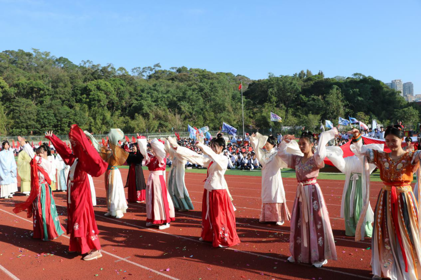 少年鲜衣怒马,生命御风而行——龙海一中第60届田径运动会暨第九届“环球杯”体育文化节开幕式隆重举行(图49) 少年鲜衣怒马,生命御风而行——龙海一中第60届田径运动会暨第九届“环球杯”体育文化节开幕式隆重举行(图49)