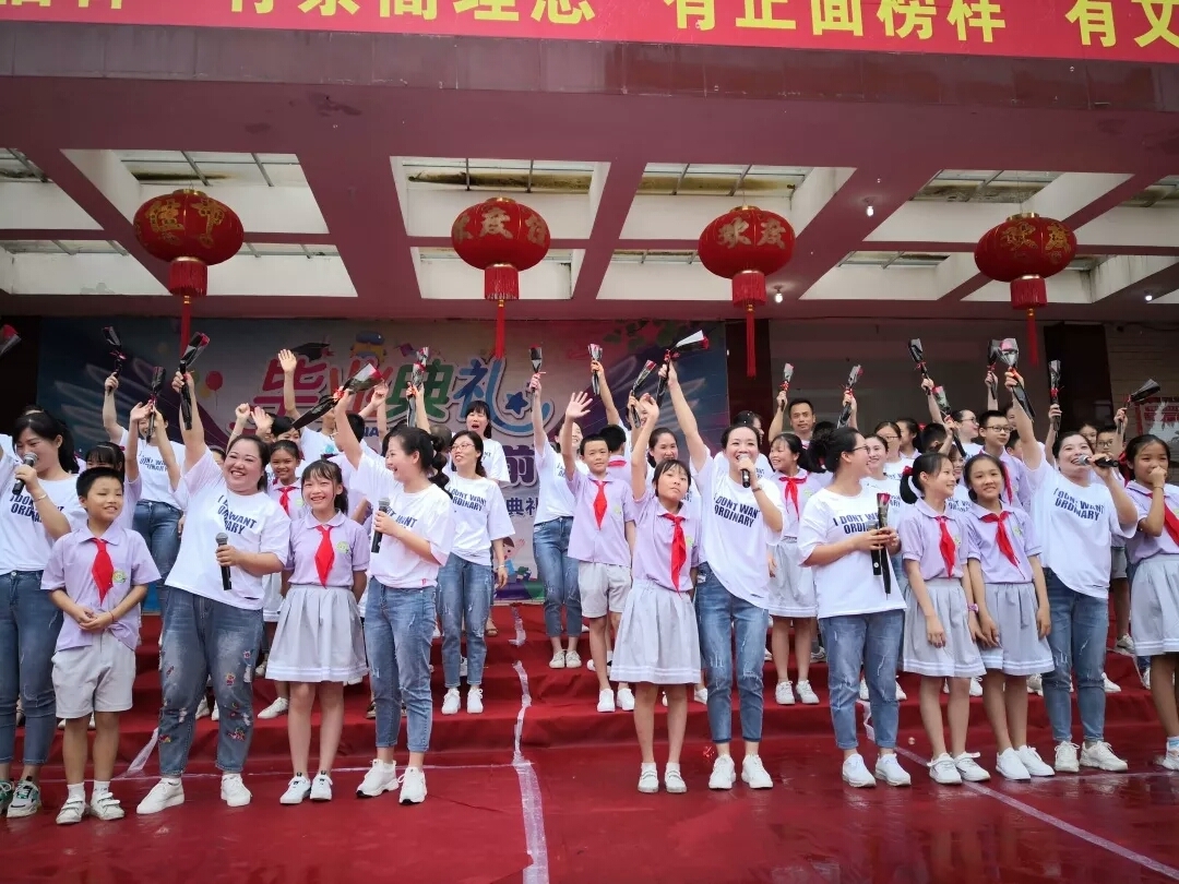 浓浓师生情，依依惜别意。 六年级下册第六单元习作《依依惜别》(图1)