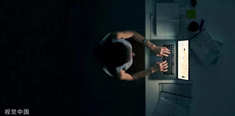 办公室挂“加班真好”横幅 崇尚奋斗不等于“美化加班”(图3)