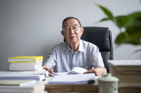 科学领航者的故事 | 李大潜：“数学大侠”身怀绝招 靠自主创新“闯江湖”(图5)