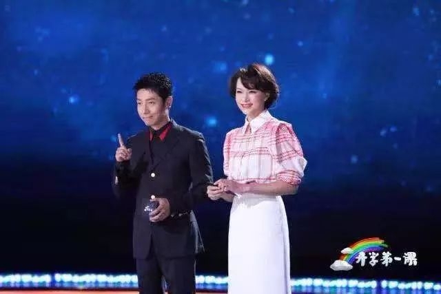 严选课 |“教科书式主持人”董卿的人生智慧：爱读书的女人，往往活得很漂亮(图2)