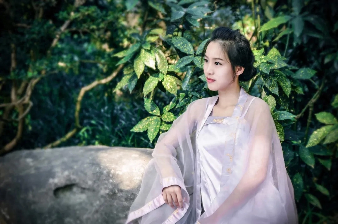 20首相思诗词：人道海水深，不抵相思半(图9)