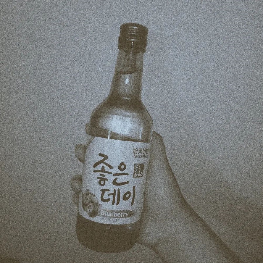 2023喝酒朋友圈文案：以后喝酒就喝酒，别骗我说有帅哥行吗？(图1)