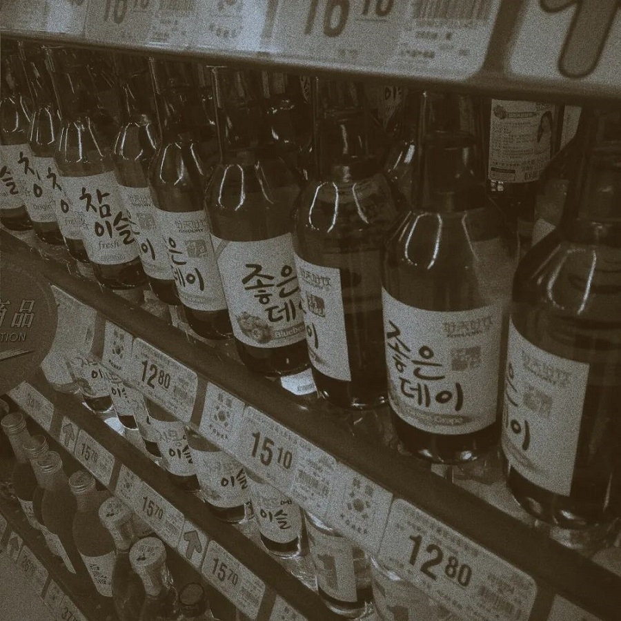 2023喝酒朋友圈文案：以后喝酒就喝酒，别骗我说有帅哥行吗？(图2)