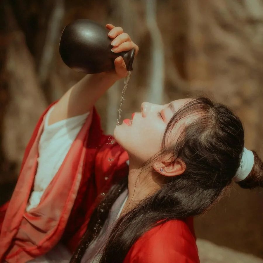 2023喝酒朋友圈文案：以后喝酒就喝酒，别骗我说有帅哥行吗？(图3)