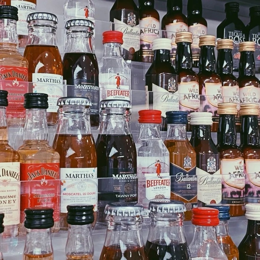 2023喝酒朋友圈文案：以后喝酒就喝酒，别骗我说有帅哥行吗？(图6)