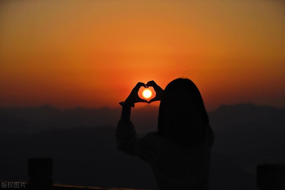 一句话情有独钟的唯美句子，甜蜜暖心，深情撩人(图4)