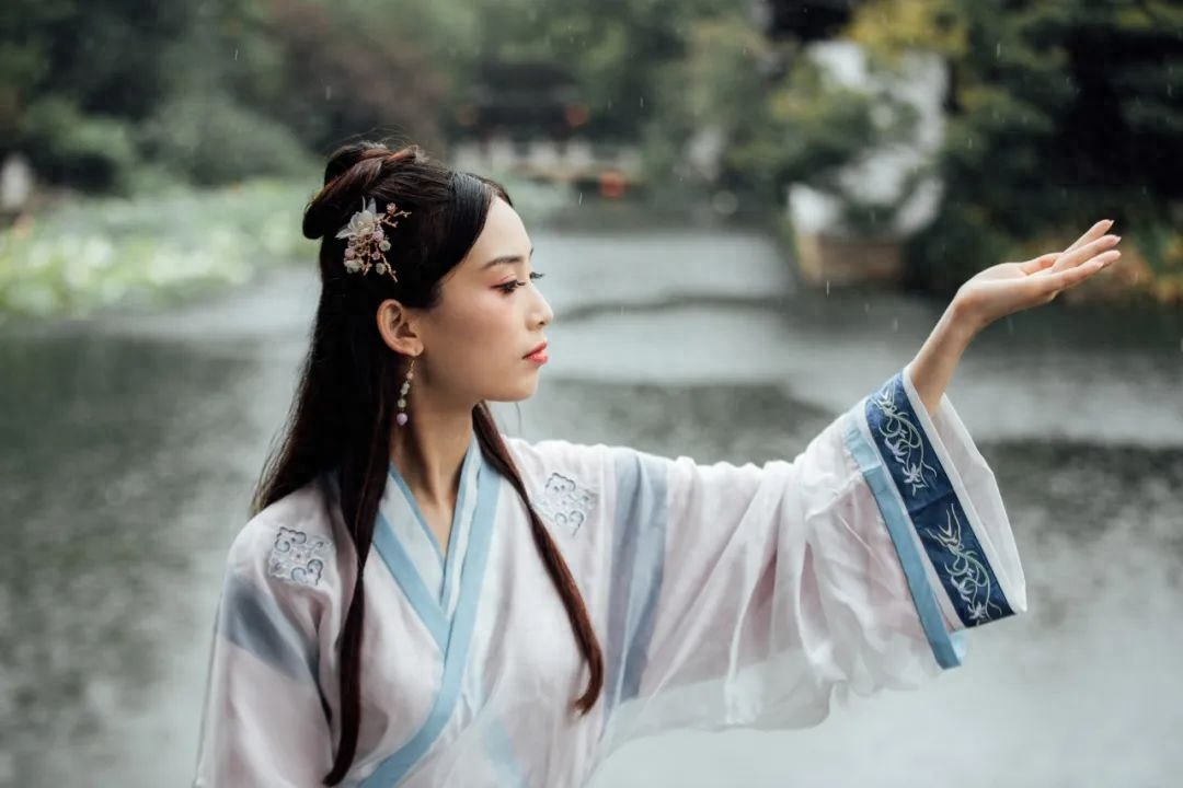 12句清凉夏日诗句，越读越凉快，第一句就让人沉醉(图1)