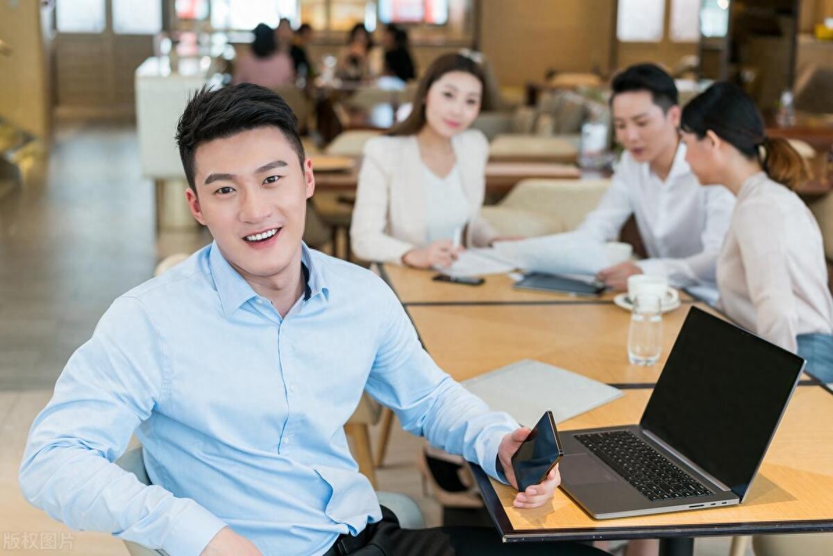 点亮希望：在黑暗中寻找光明的勇气与智慧。这些励志文案送给你(图2)