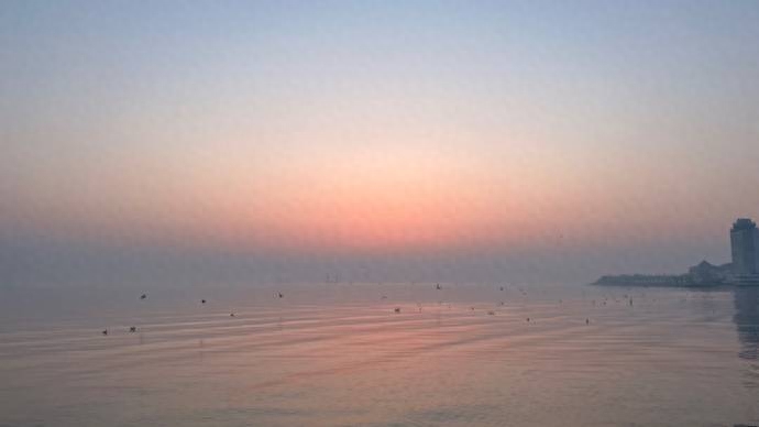 霞光映红半边天！烟台海边观日出，薄雾缭绕浪漫且唯美(图1)