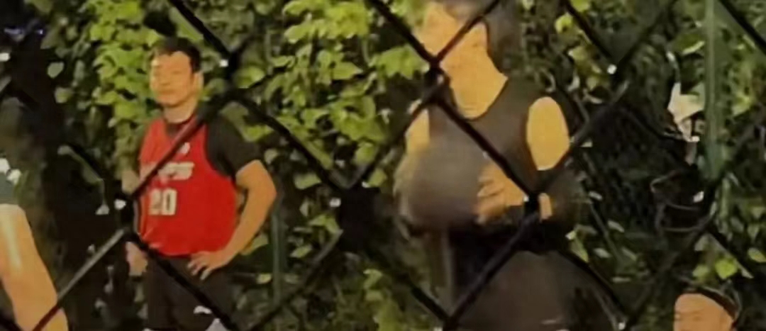 流量小生刘昊然疑似耍大牌，面朝女粉丝大吼，路人缘崩塌(图2)