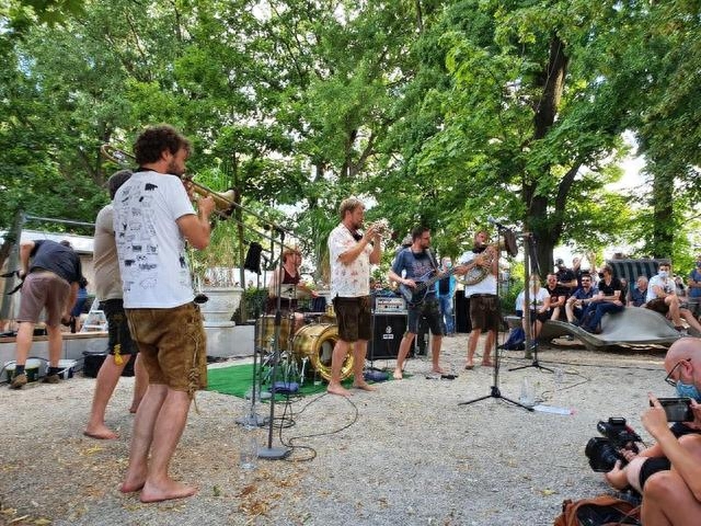 借力借势养娃：为什么欧美相信"养个好孩子需要全村的力量"？(图6)