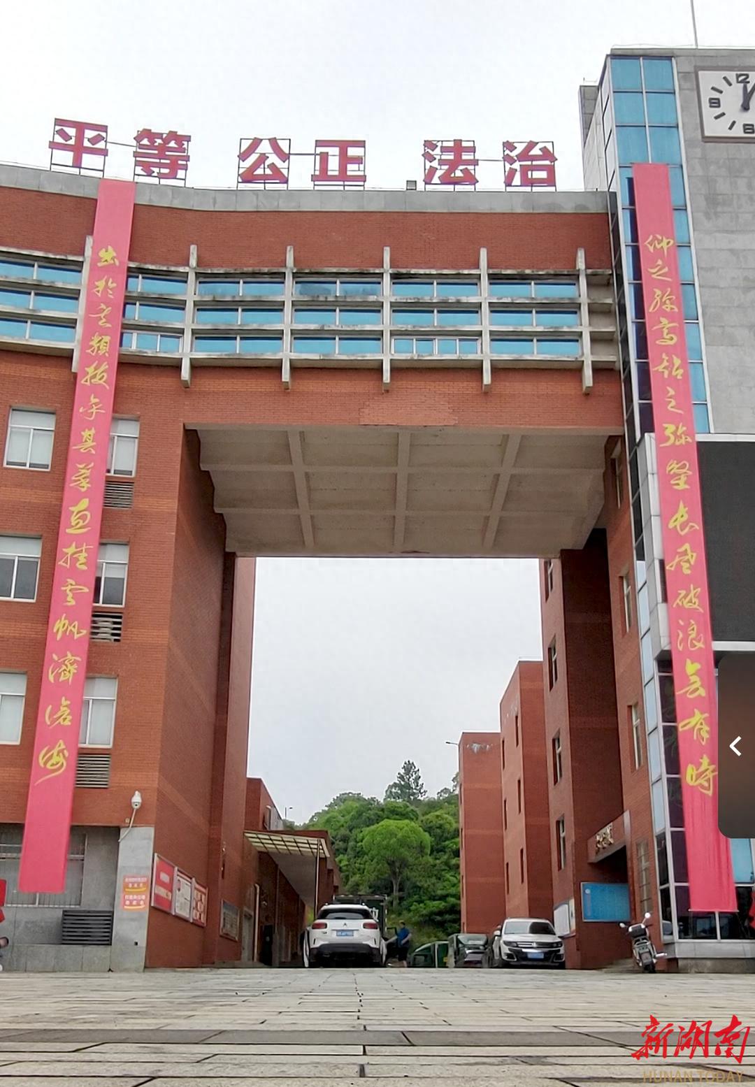 高考对联 青春激扬丨永州市第四中学：仰之弥高钻之弥坚长风破浪会有时  出于其类拔乎其萃直挂云帆济沧海(图1)