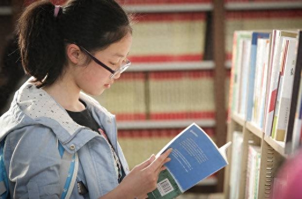 夜深人静好读书（随笔）(图1)