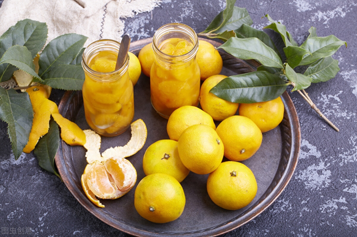 入山偷摘果，趁夜敢翻墙。星月深知趣，清辉映橘霜(图4)