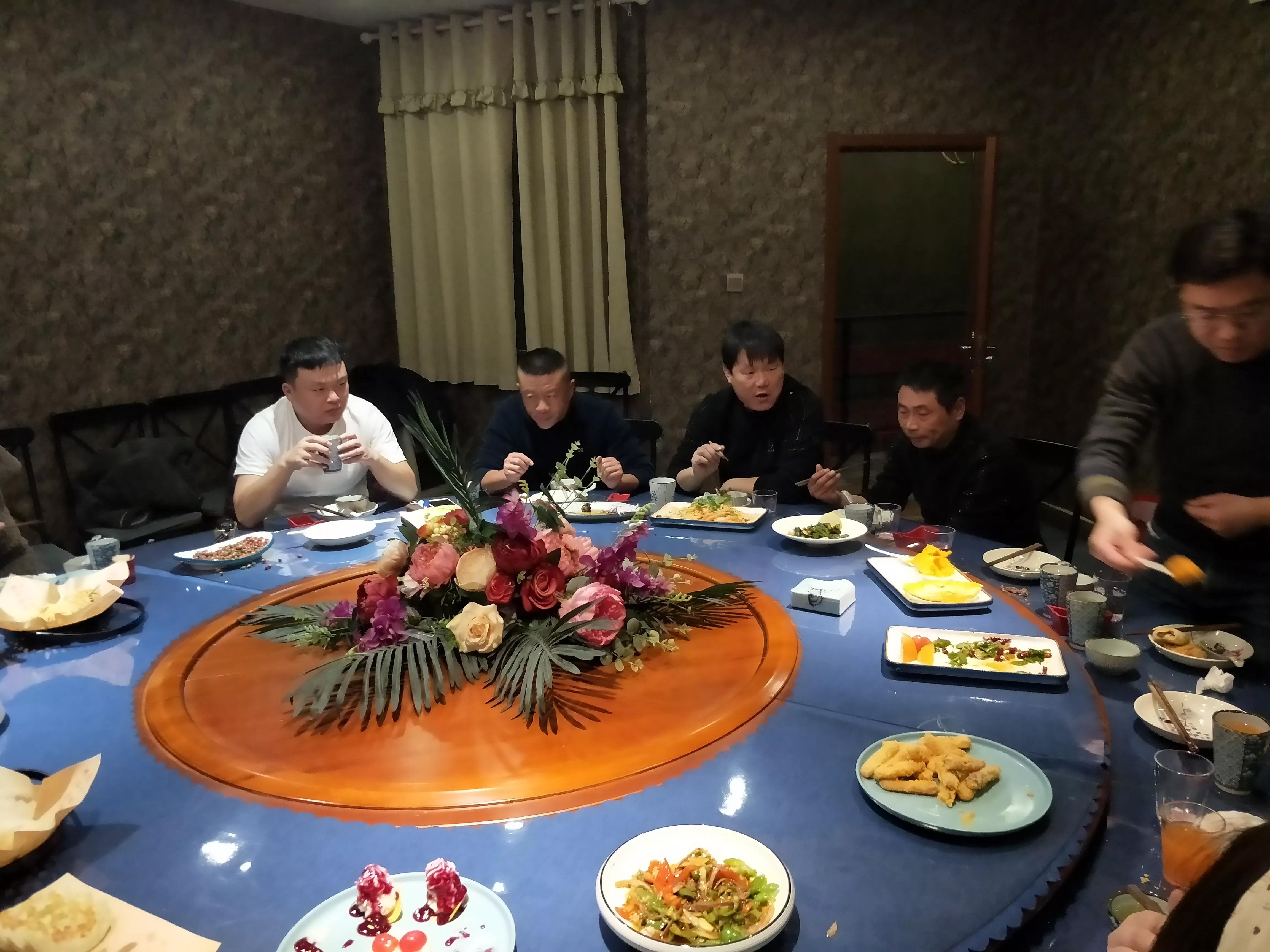 兄弟聚餐真不错 每年相伴你和我(图2)