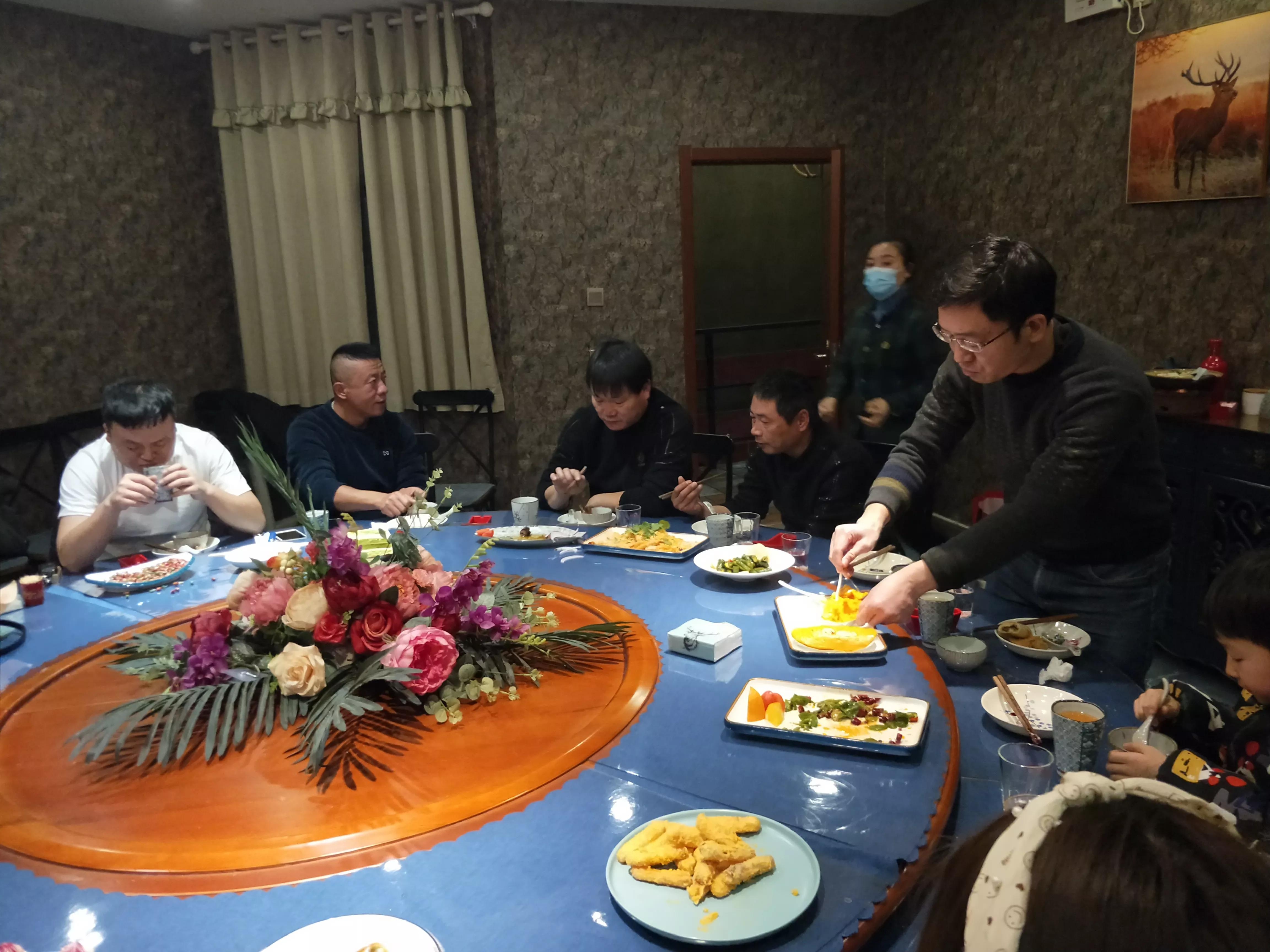 兄弟聚餐真不错 每年相伴你和我(图3)