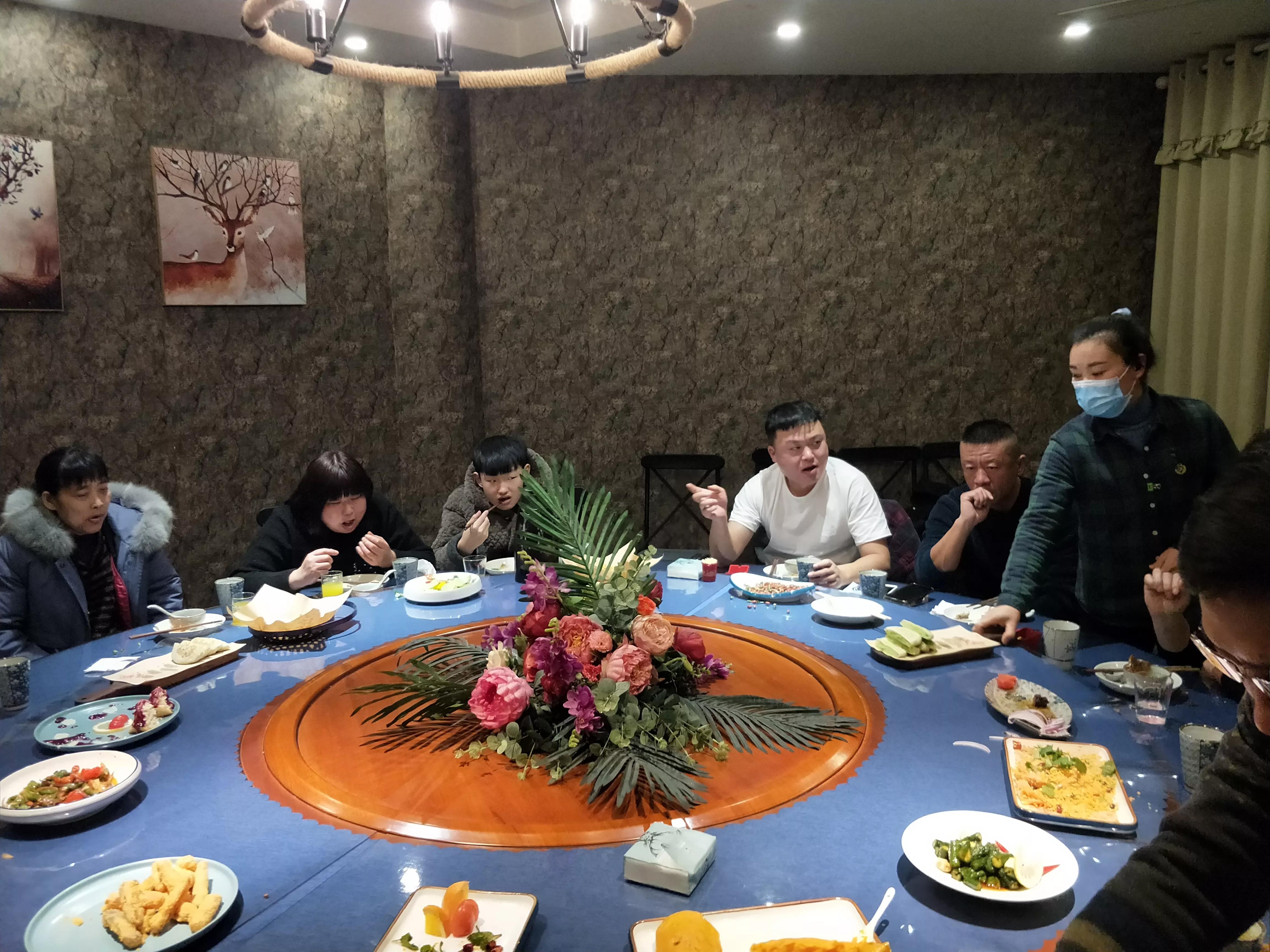 兄弟聚餐真不错 每年相伴你和我(图4)