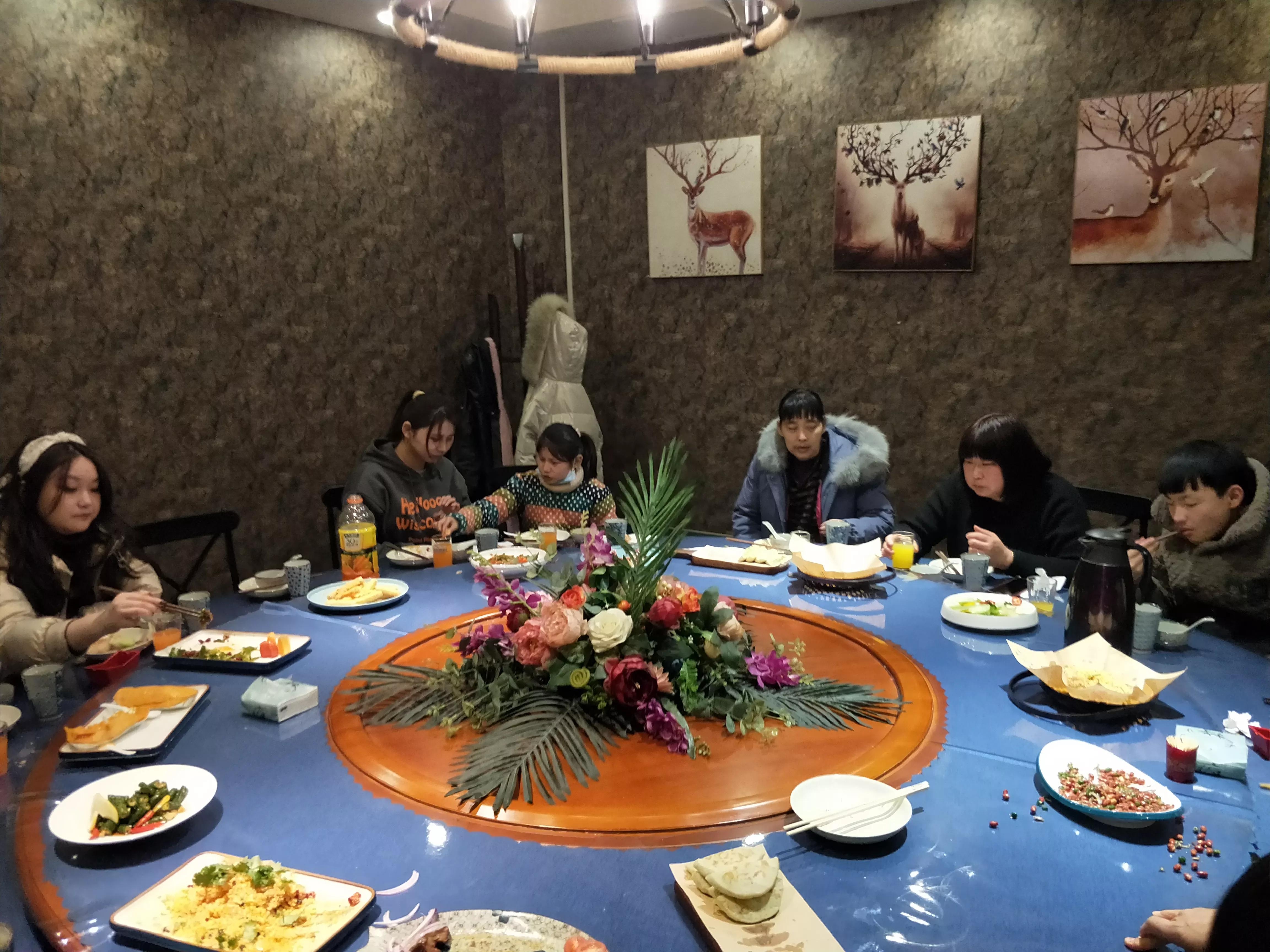 兄弟聚餐真不错 每年相伴你和我(图5)