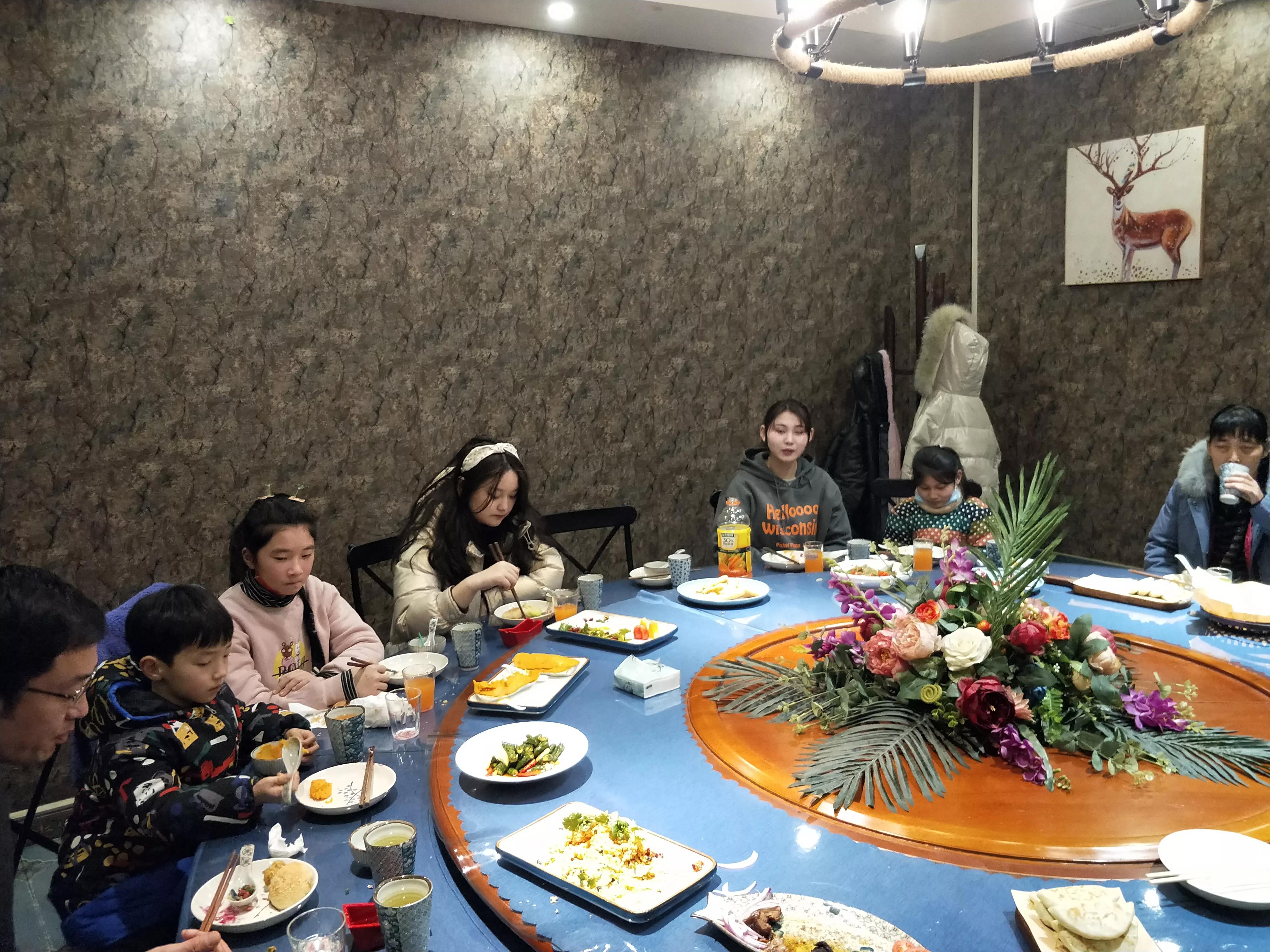 兄弟聚餐真不错 每年相伴你和我(图6)