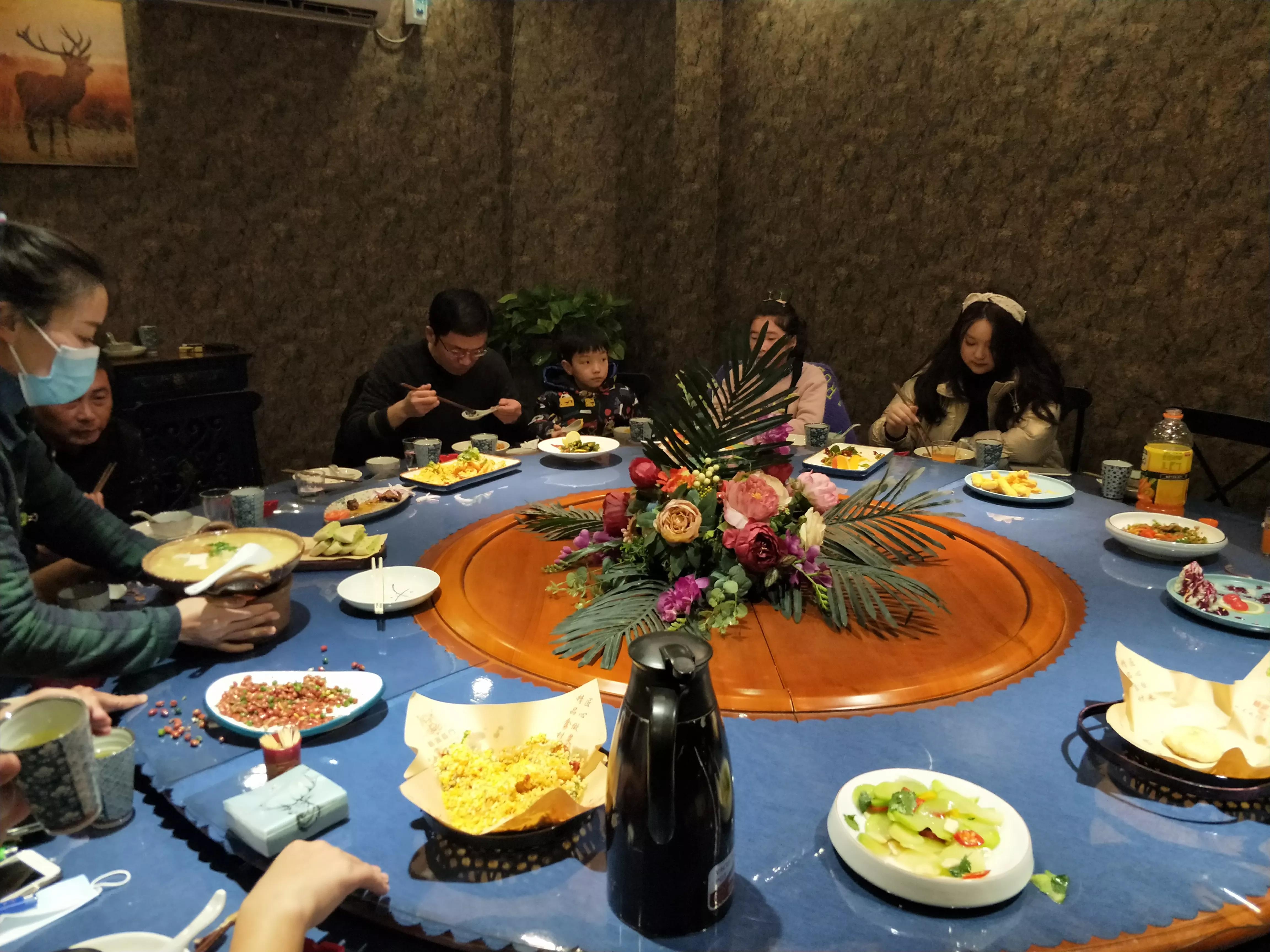 兄弟聚餐真不错 每年相伴你和我(图7)