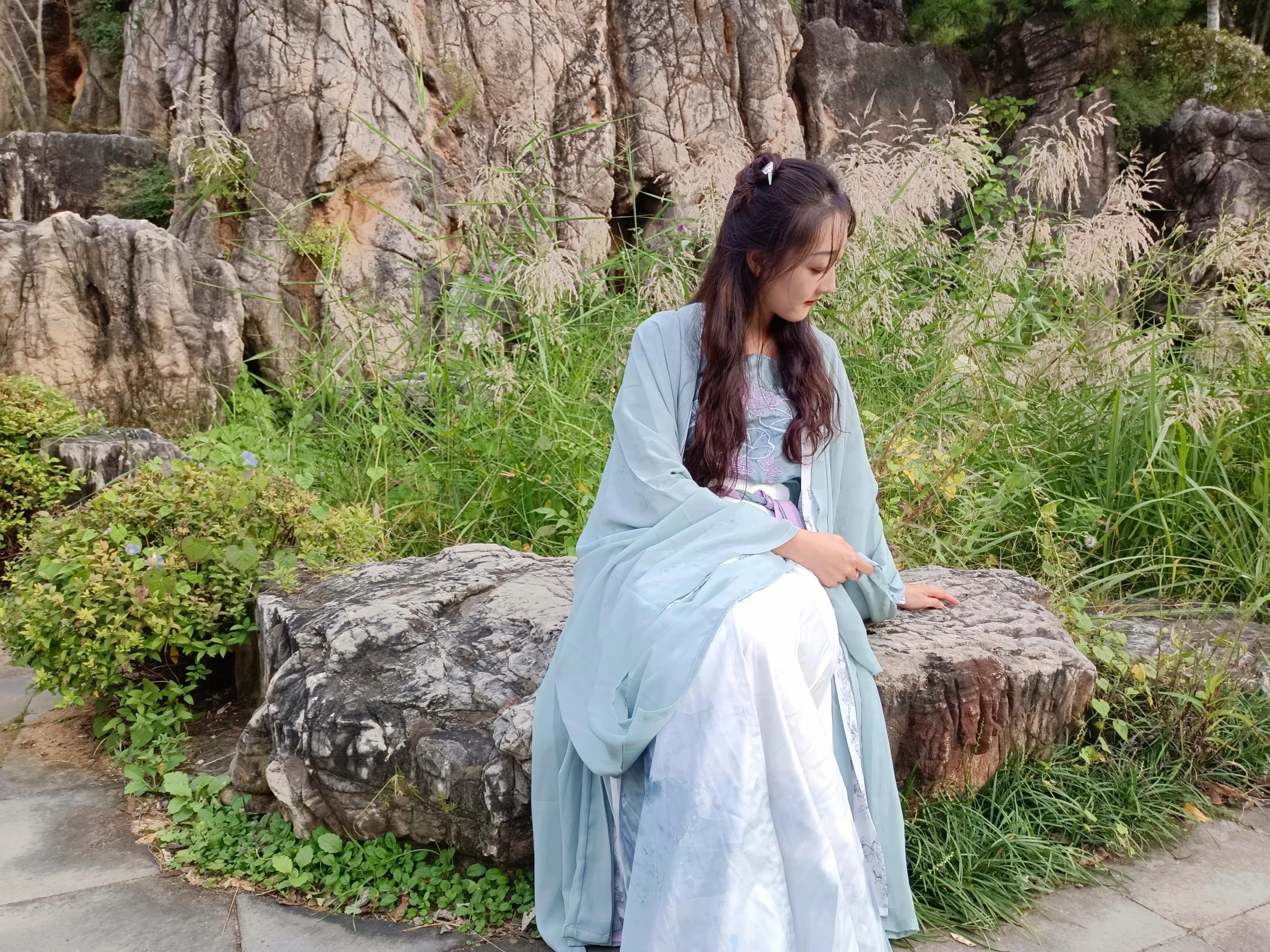 世间繁杂何其多，惟愿素衣半生闲(图1)