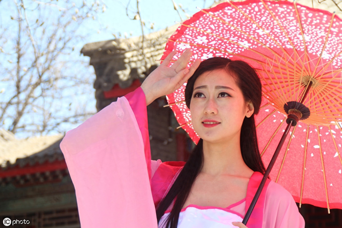 细品诗词中的美人发，那缕缕青丝怎么让心如钢铁化成了绕指柔情(图1)