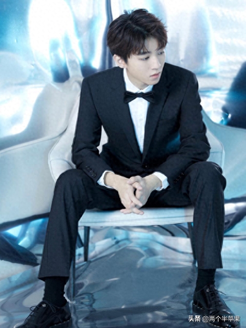 易烊千玺新歌《粉雾海》发布，王俊凯王源转发宣传，文案有默契(图1)