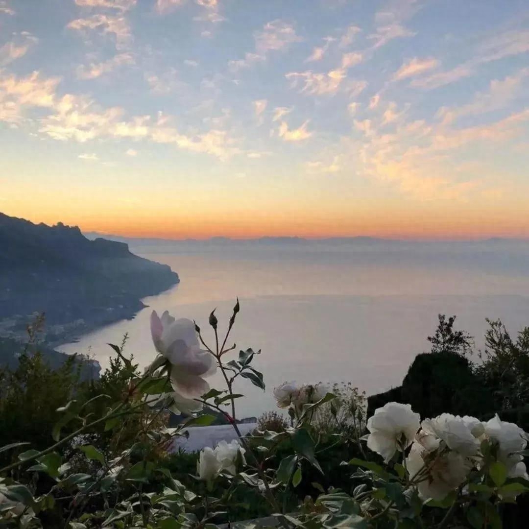 文案：“我们跑去远方，到陌生的城市，做真正的自己”(图2)