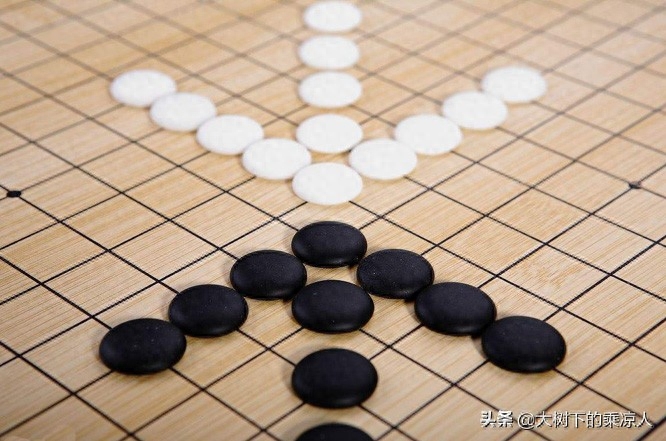 人生就像一盘棋局，世事并无高手，人生难见真空(图1)