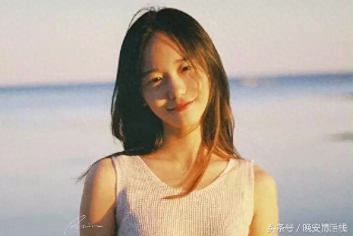 伤感入骨的句子：原以为你只是还不会去爱人，原来你只是不会爱我(图1)