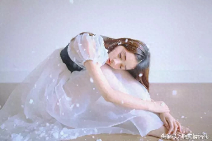 伤感入骨的句子：原以为你只是还不会去爱人，原来你只是不会爱我(图2)