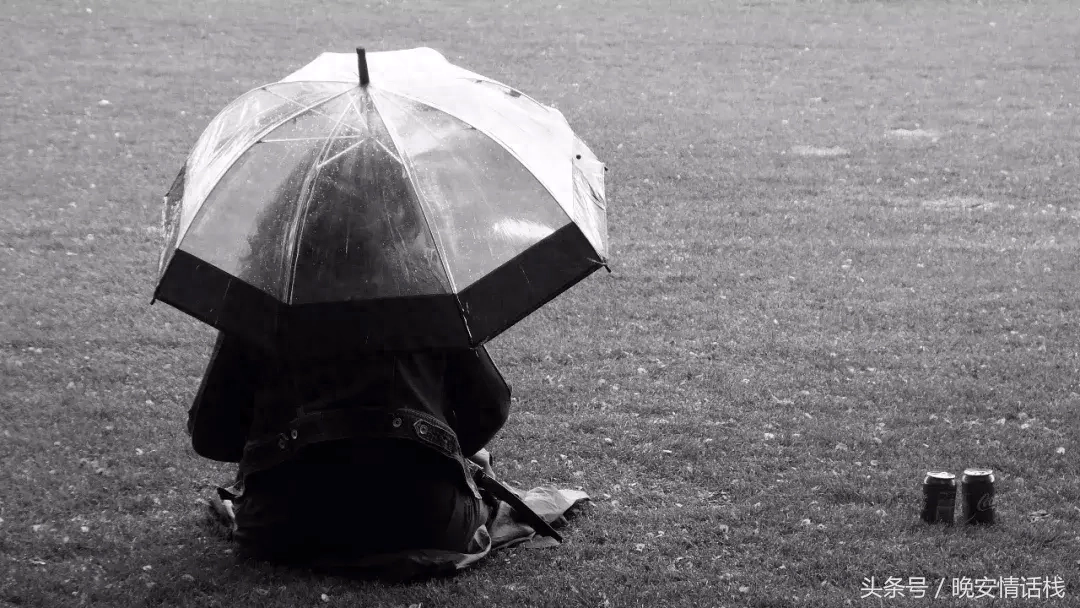 伤感入骨的句子：原以为你只是还不会去爱人，原来你只是不会爱我(图8)