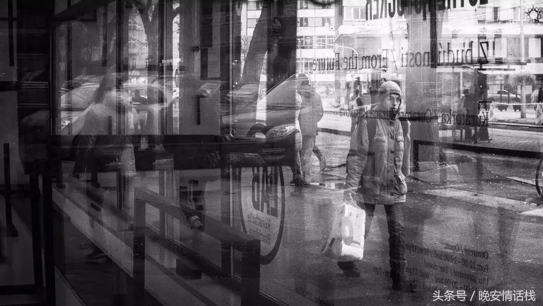 伤感入骨的句子：原以为你只是还不会去爱人，原来你只是不会爱我(图9)