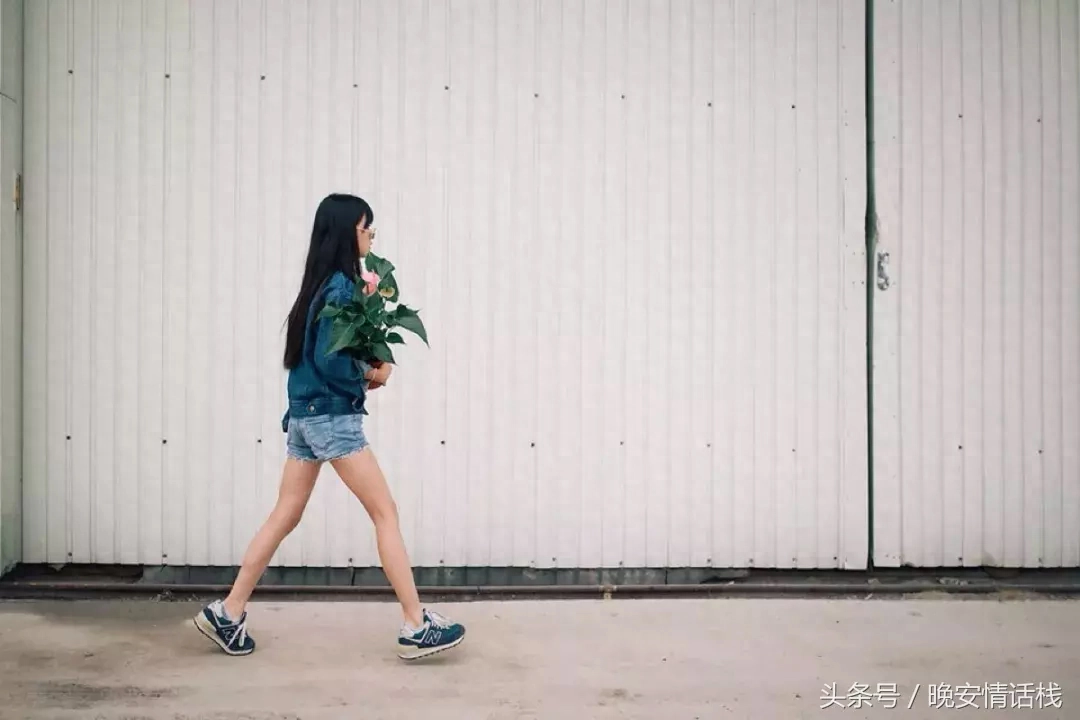 伤感入骨的句子：原以为你只是还不会去爱人，原来你只是不会爱我(图10)