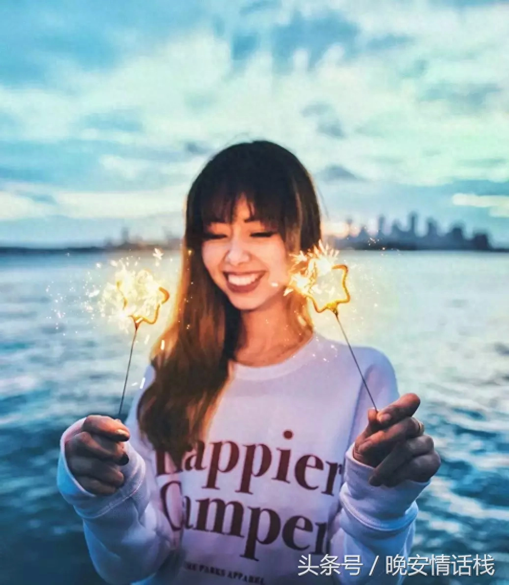 伤感入骨的句子：原以为你只是还不会去爱人，原来你只是不会爱我(图13)