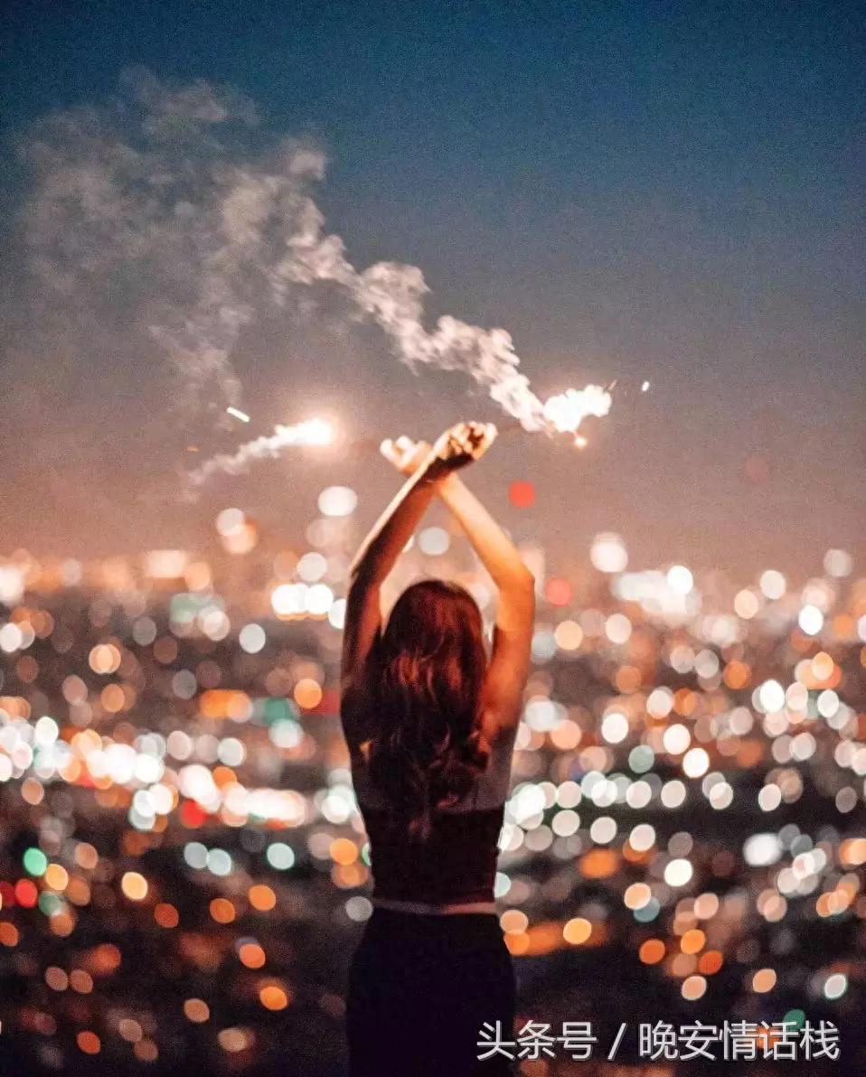 伤感入骨的句子：原以为你只是还不会去爱人，原来你只是不会爱我(图15)