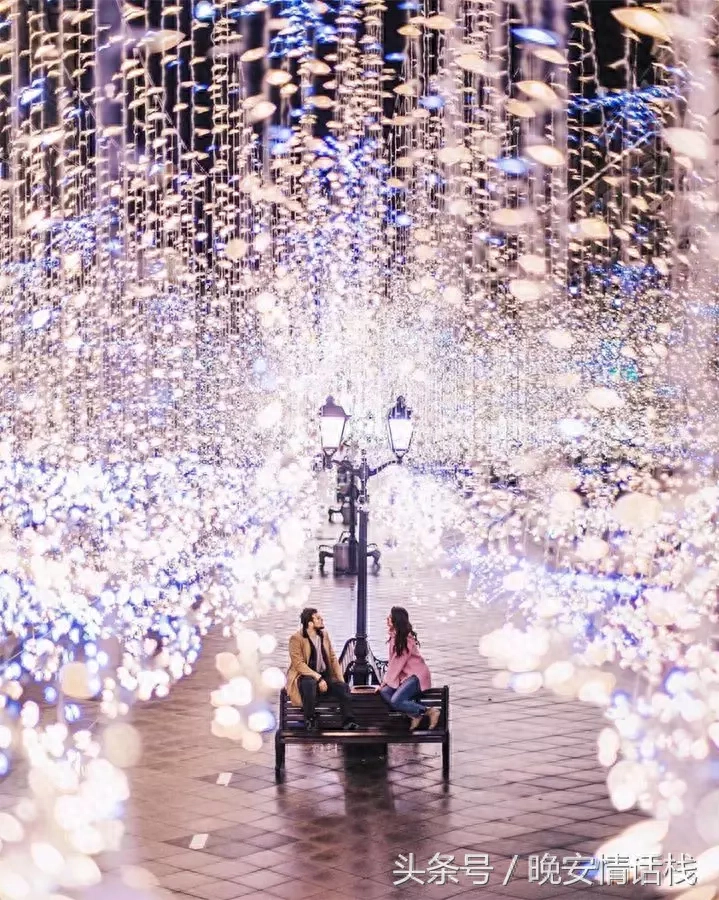 伤感入骨的句子：原以为你只是还不会去爱人，原来你只是不会爱我(图17)