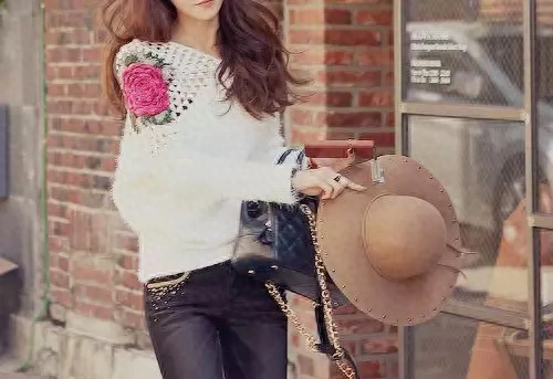 一个人爱情伤感的句子：明知道你不喜欢我，还是会自作多情(图2)