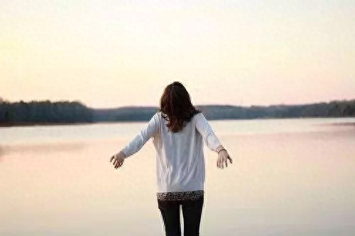 一个人爱情伤感的句子：明知道你不喜欢我，还是会自作多情(图8)