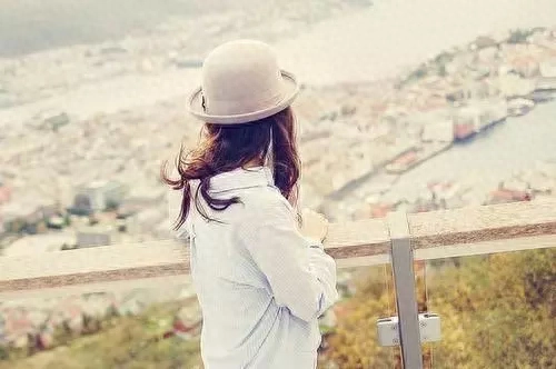 一个人爱情伤感的句子：明知道你不喜欢我，还是会自作多情(图10)