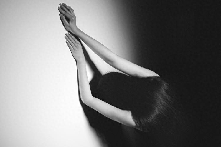 痛彻心扉的失恋伤感语录：你走吧悲伤和孤独，我一个人享受就好(图11)