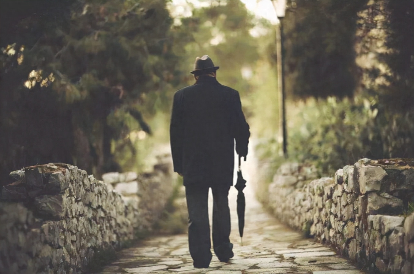 《背影》最朴实的十句话，人要懂得珍惜身边的人和事(图1)