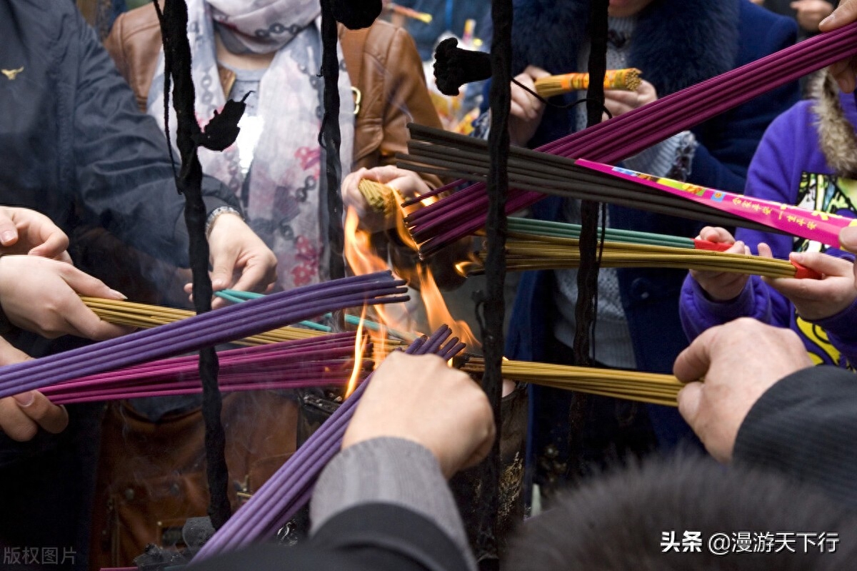 香客们在佛菩萨面前祈福和许愿，你做过么(图2)