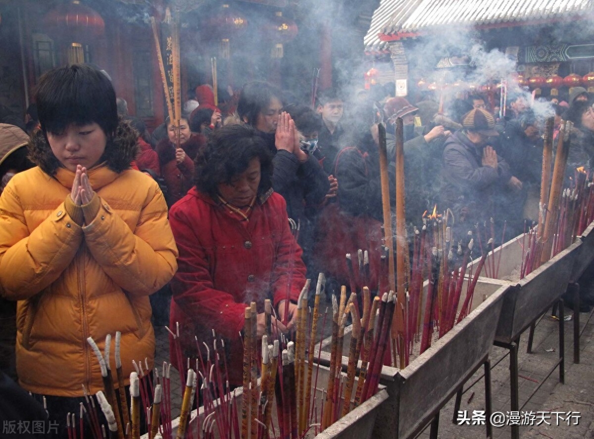 香客们在佛菩萨面前祈福和许愿，你做过么(图3)