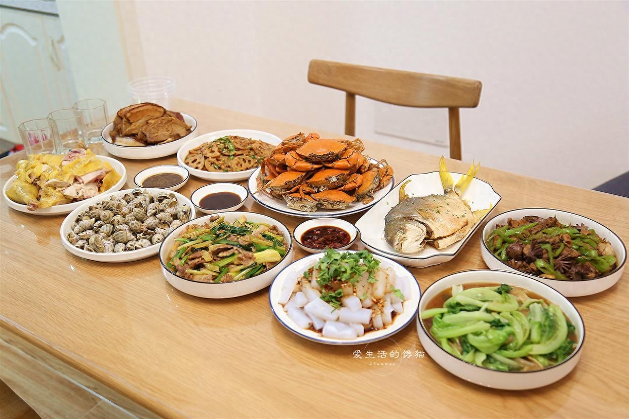 一家7口的晚餐，满满一桌菜火了朋友圈，网友：大户人家的伙食(图1)