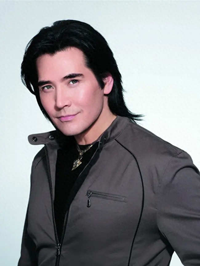 62岁费翔晒自拍庆生，头发茂密，胡须抢眼！颜值与40年前并无差距(图2)