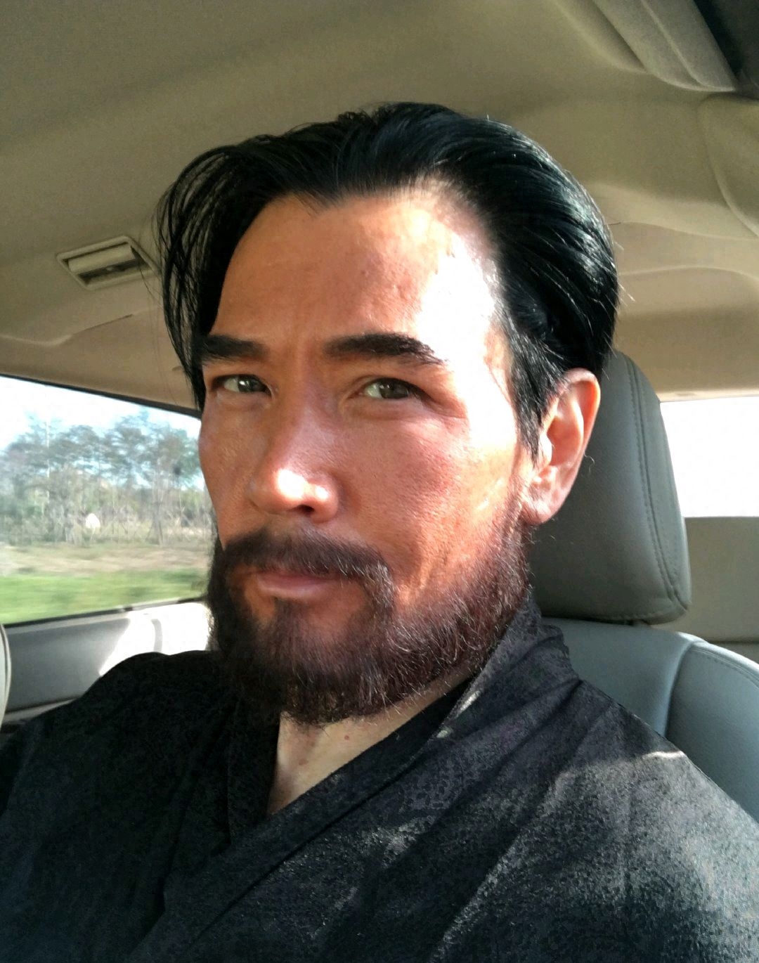 62岁费翔晒自拍庆生，头发茂密，胡须抢眼！颜值与40年前并无差距(图3)